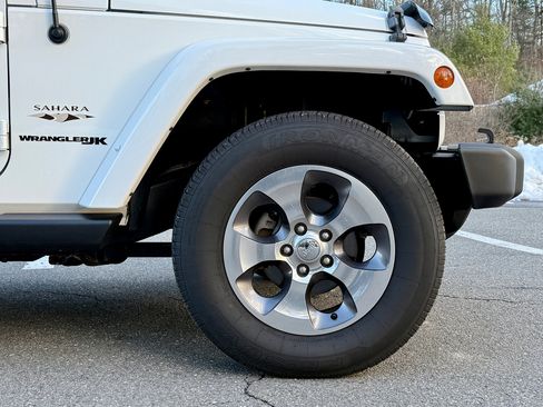 Used 2018 Jeep Wrangler Sahara w/ Connectivity Group image 11