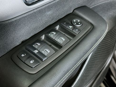 Used 2025 Chrysler Pacifica Limited image 18