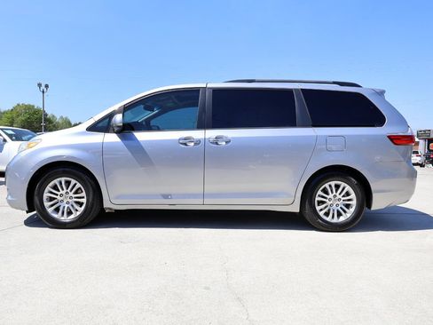 Used 2015 Toyota Sienna XLE image 3