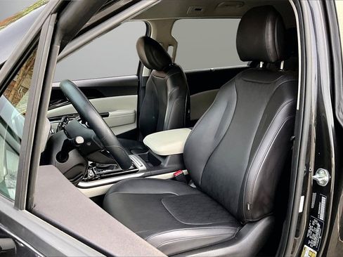 Used 2024 Kia Carnival EX image 21