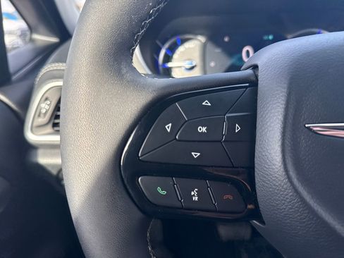 Used 2024 Chrysler Pacifica Premium image 24