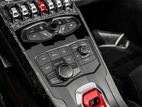 Used 2018 Lamborghini Huracan Performante AWD/4WD image 42