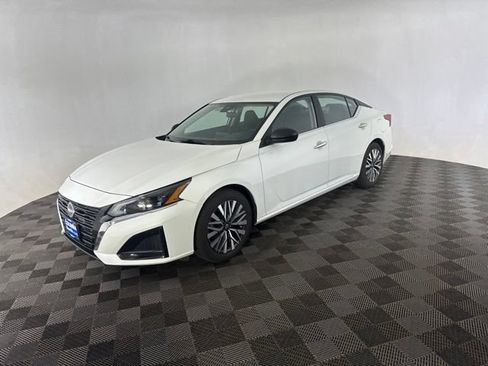 Used 2025 Nissan Altima 2.5 SV FWD image 5