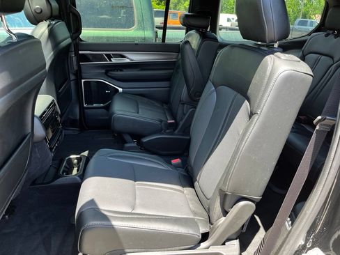 Used 2025 Jeep Wagoneer Series III w/ Premium Group I AWD/4WD image 10