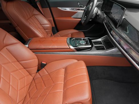 Certified 2023 BMW 760i xDrive w/ Luxury Rear Seating Package image 9