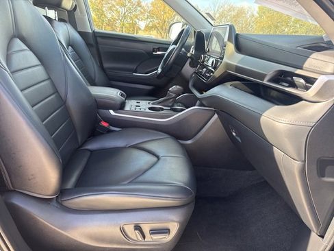 Used 2024 Toyota Highlander XLE image 17