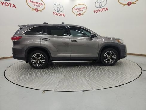 Used 2019 Toyota Highlander LE FWD image 3