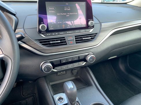 Used 2025 Nissan Altima 2.5 SV image 17