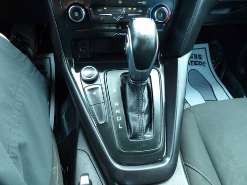 Used 2016 Ford Focus SE w/ SE Cold Weather Package FWD image 15