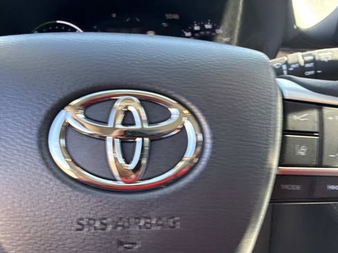 Used 2025 Toyota Sienna XLE image 24
