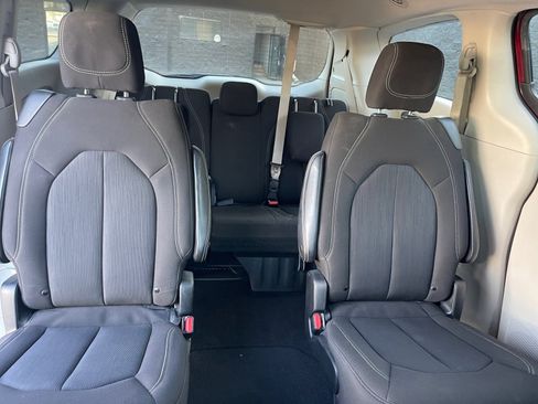 Used 2022 Chrysler Voyager LX image 25