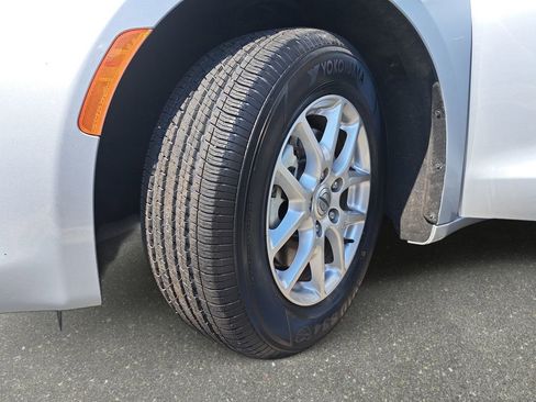 Used 2023 Chrysler Voyager LX FWD image 33