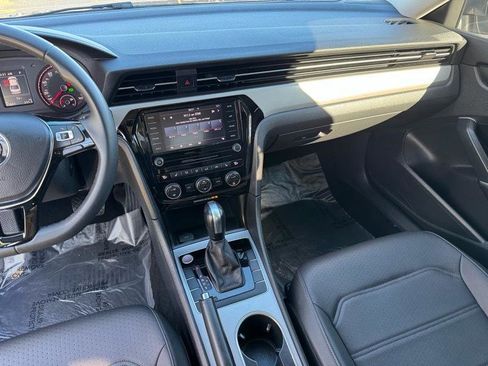 Used 2022 Volkswagen Passat 2.0T SE image 11