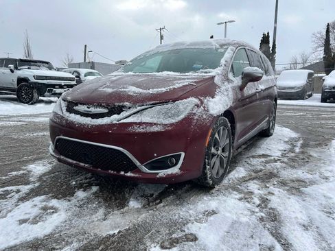 Used 2019 Chrysler Pacifica Limited w/ Tire & Wheel Group image 3
