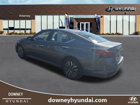 Used 2025 Nissan Altima 2.5 SV FWD image 3