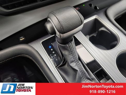 Used 2025 Toyota Sienna XLE image 22