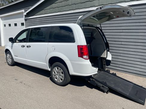 Used 2019 Dodge Grand Caravan SE image 5
