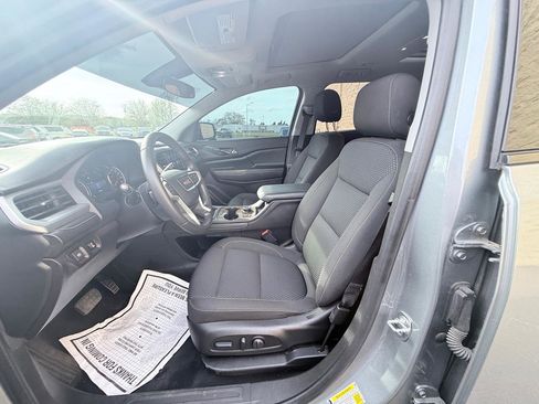 Used 2023 GMC Acadia SLE w/ Driver Convenience Package image 9