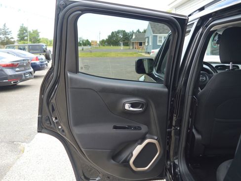 Used 2017 Jeep Renegade Latitude w/ Cold Weather Group AWD/4WD image 23