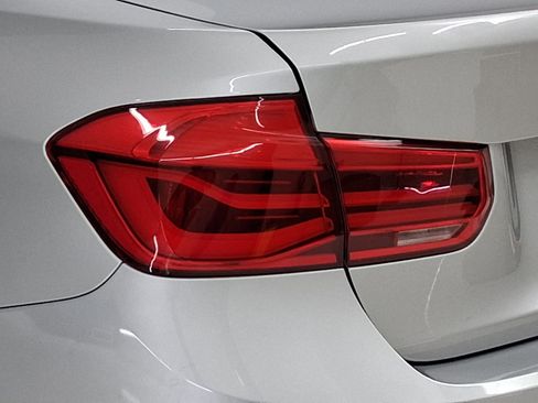 Used 2018 BMW 320i Sedan RWD image 11