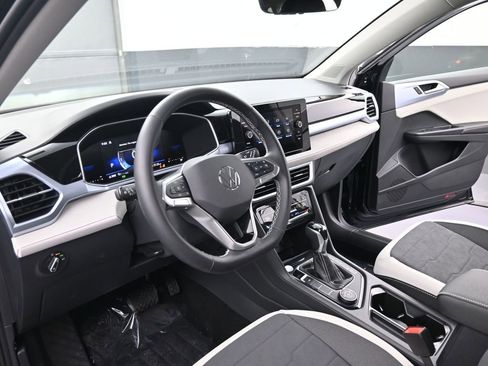 Used 2025 Volkswagen Taos SE image 41