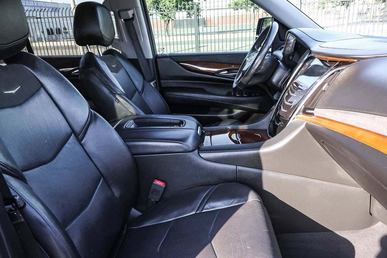 Used 2019 Cadillac Escalade Premium Luxury w/ Escalade Sport Edition AWD/4WD image 17