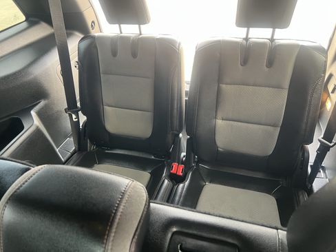 Used 2017 Ford Explorer XLT w/ Equipment Group 202A FWD image 16