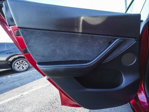 Used 2024 Tesla Model Y Performance image 10