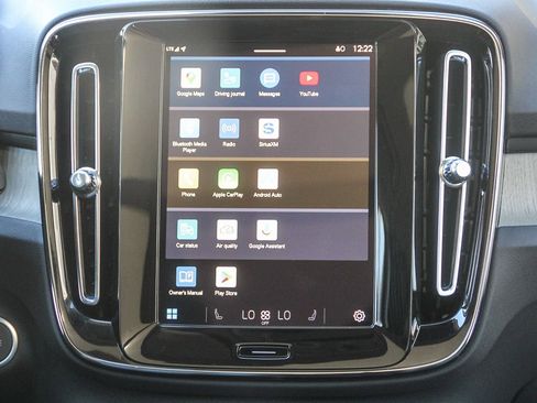 Used 2025 Volvo XC40 B5 Plus image 15