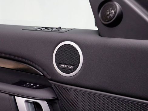 Used 2025 Land Rover Discovery S image 7