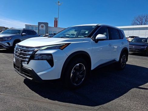 Used 2024 Nissan Rogue SV AWD/4WD image 3