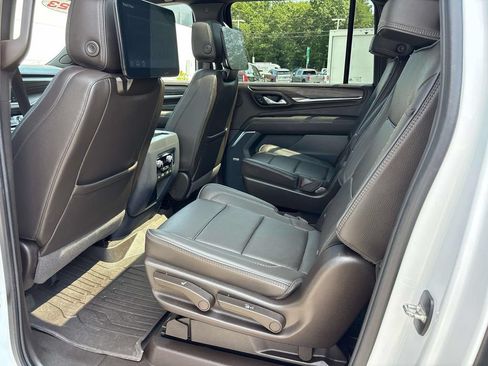 Used 2023 GMC Yukon XL Denali w/ Advanced Technology Package AWD/4WD image 7