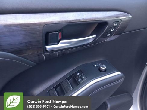 Used 2023 Toyota Highlander Limited AWD/4WD image 11