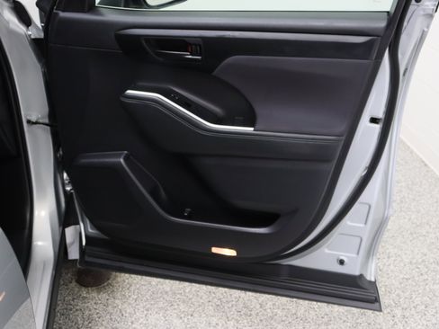 Certified 2025 Toyota Highlander LE FWD image 37