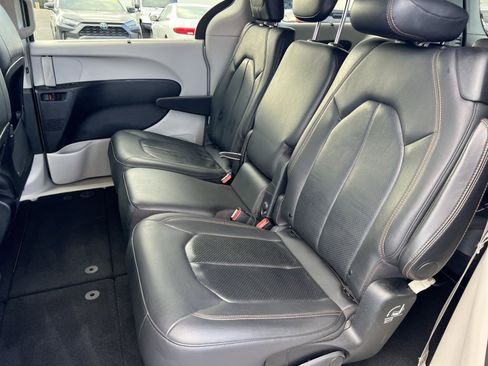 Used 2020 Chrysler Pacifica Touring-L image 22