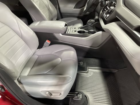 Used 2022 Toyota Highlander XLE image 14