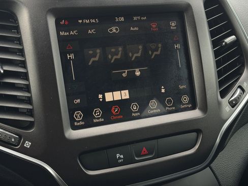 Used 2019 Jeep Cherokee Trailhawk w/ Cold Weather Group image 26