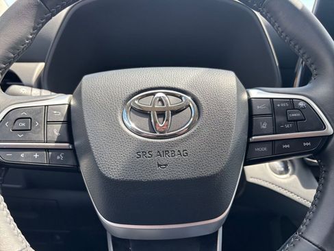 Used 2025 Toyota Highlander LE FWD image 29