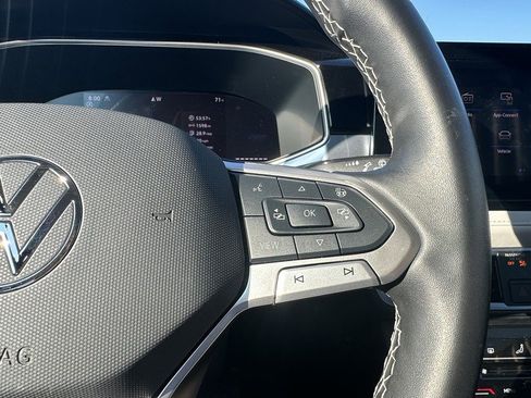 Used 2025 Volkswagen Taos SE w/ Panoramic Sunroof Package image 25