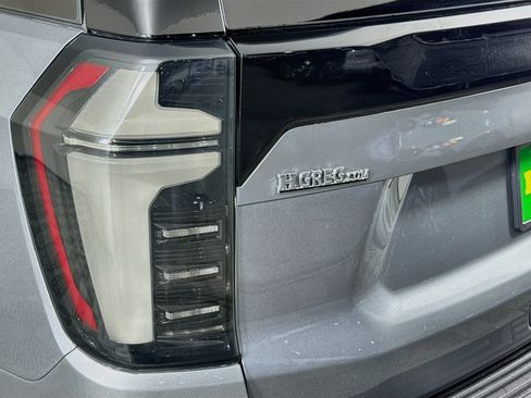 Used 2025 Chevrolet Tahoe Premier AWD/4WD image 33