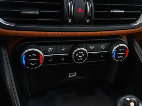 Used 2018 Alfa Romeo Giulia AWD image 21