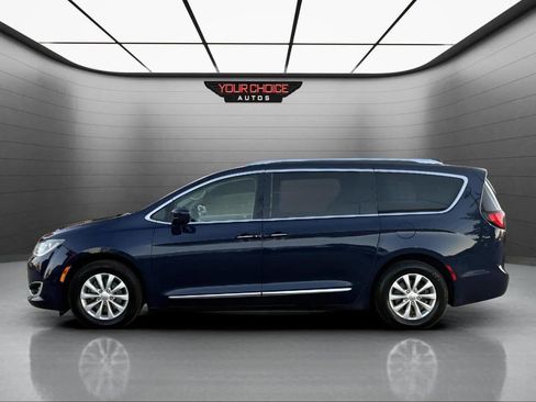 Used 2018 Chrysler Pacifica Touring-L image 7