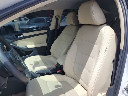 Used 2011 Volkswagen Jetta SE FWD image 17