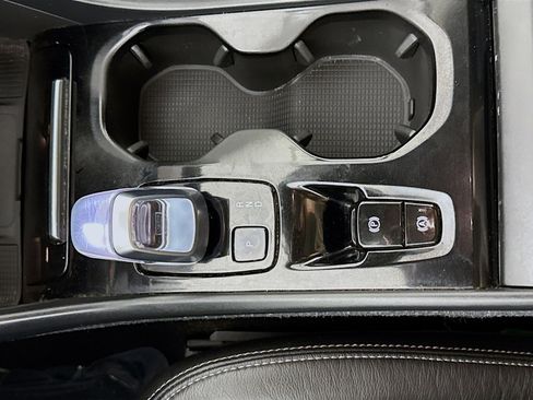 Used 2023 Volvo XC40 B5 Plus image 20