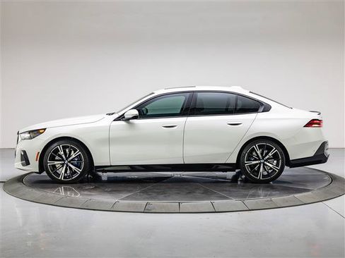Used 2024 BMW 540i xDrive w/ Premium Package AWD/4WD image 2