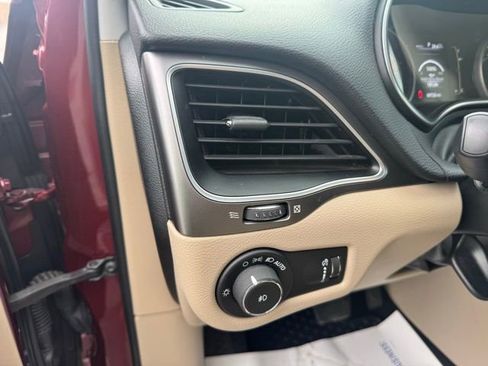 Used 2019 Jeep Cherokee Latitude w/ Cold Weather Group image 6