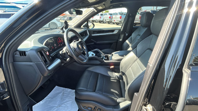 Used 2024 Porsche Cayenne AWD/4WD image 17