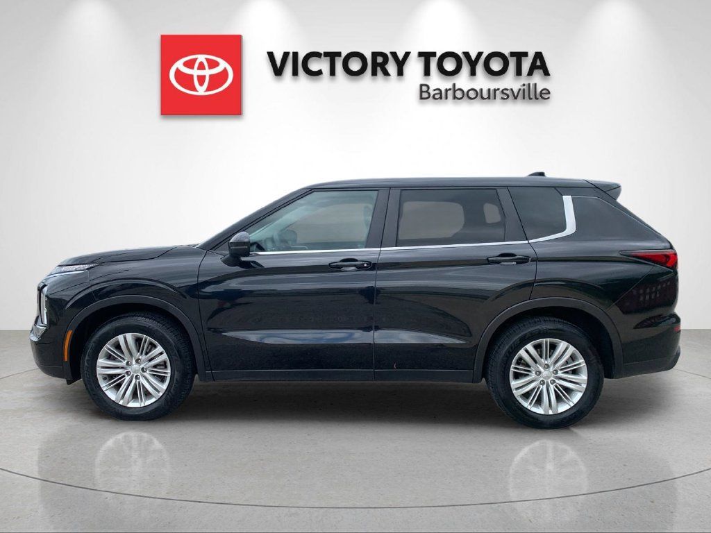 Used 2024 Mitsubishi Outlander ES AWD/4WD image 2