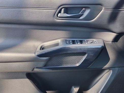 Used 2025 Nissan Pathfinder SV FWD image 23