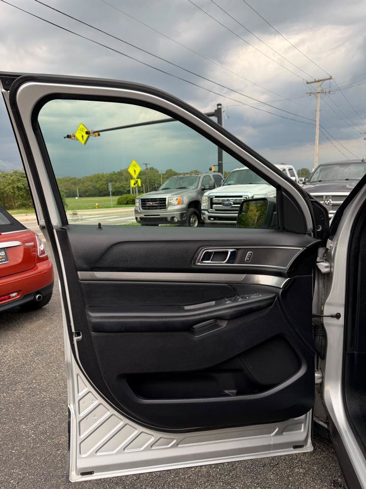 Used 2019 Ford Explorer XLT AWD/4WD image 12